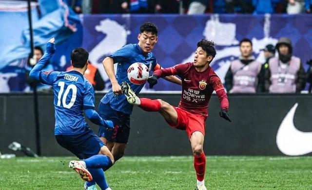 爱游戏在线-包含中超球队状态起伏，教练员调整阵容引热议的词条