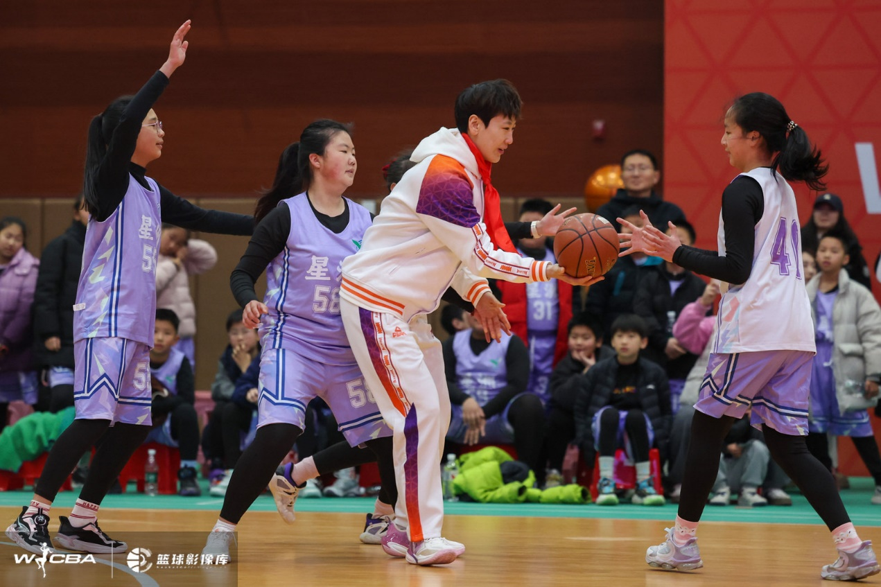 爱游戏体育官网-攻防变幻莫测，篮球赛事引爆观赏热潮的简单介绍