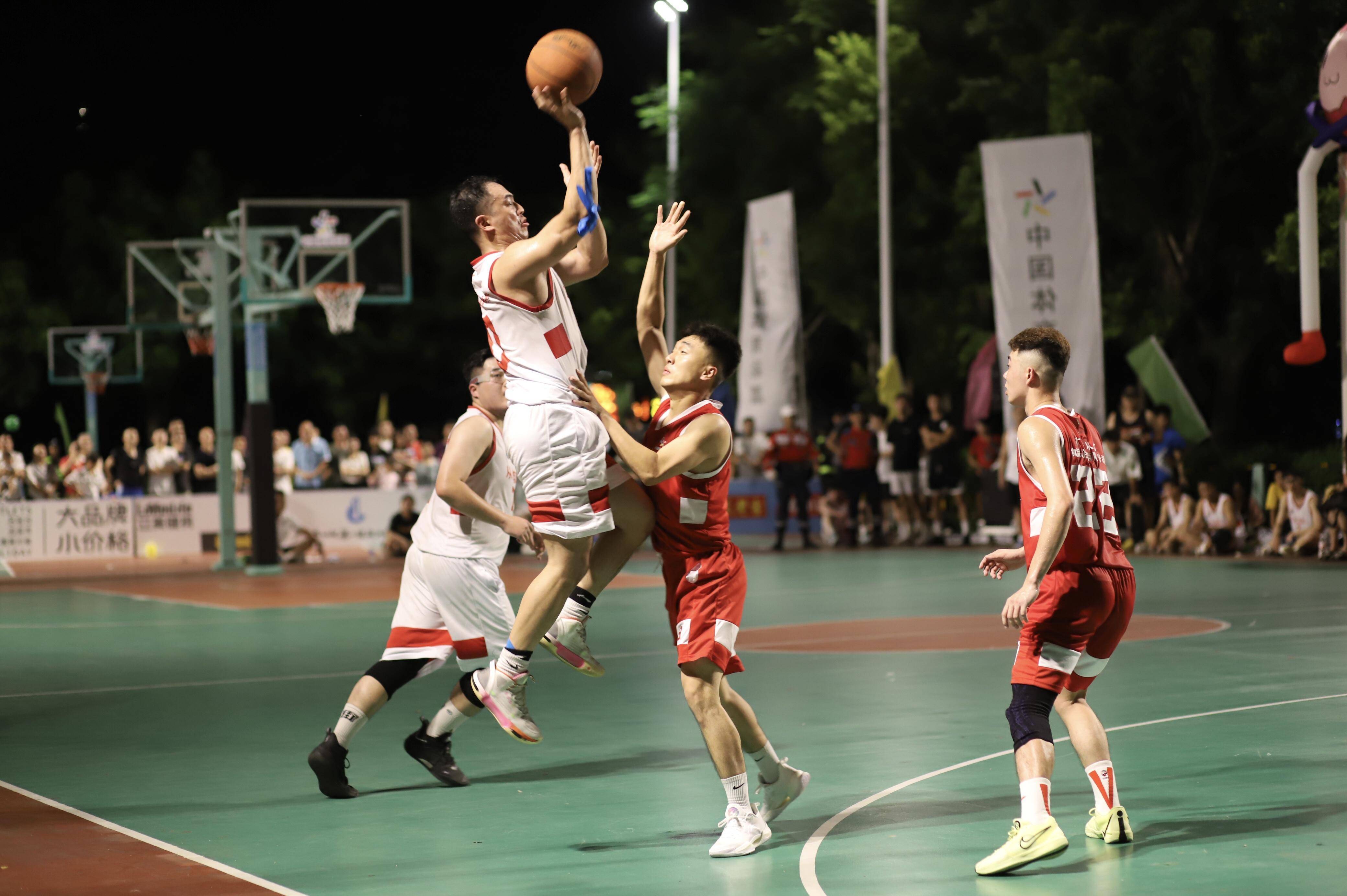 攻防变幻莫测，篮球赛事引爆观赏热潮的简单介绍