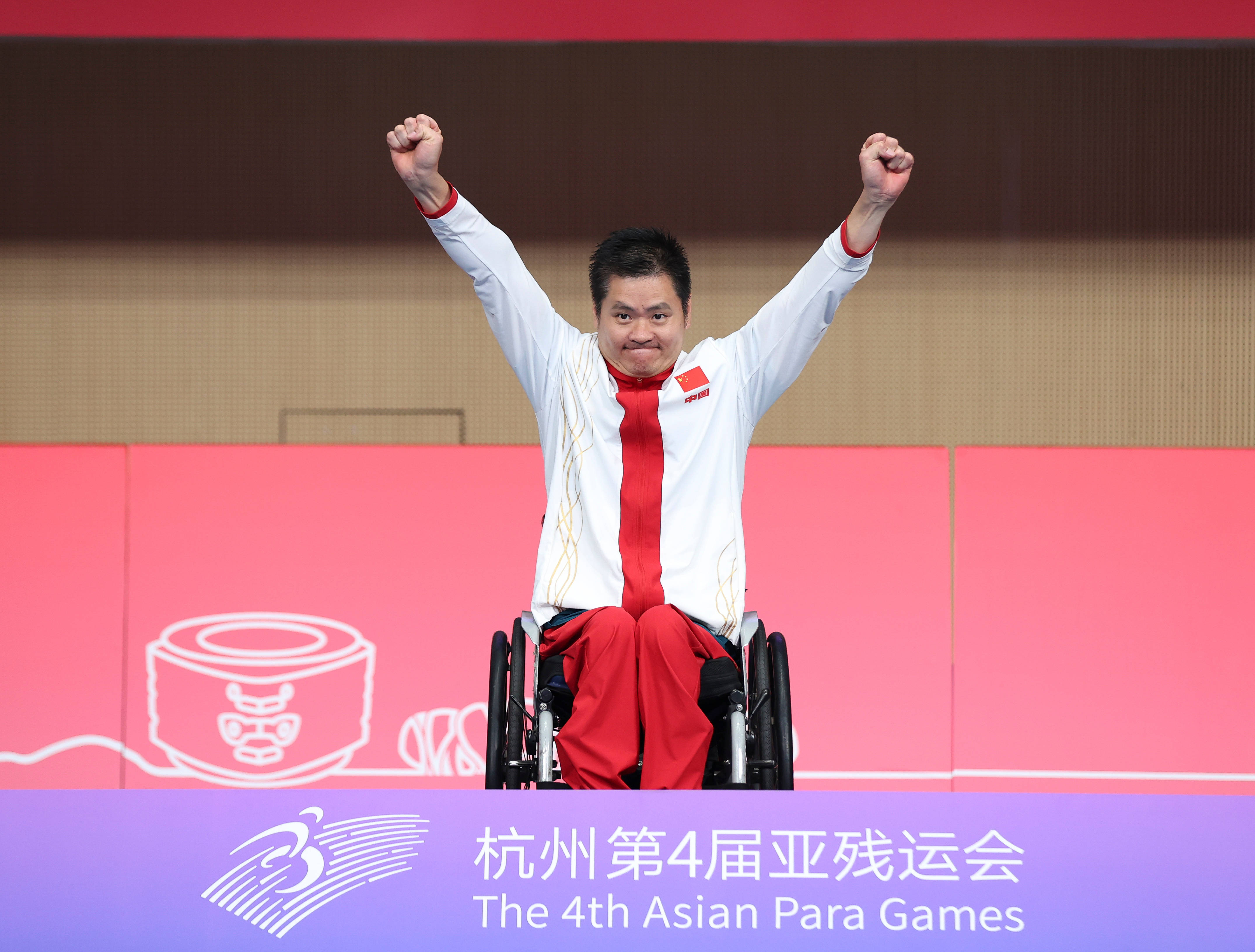 爱游戏亚洲官网-黎巴嫩体操选手飒爽出场，夺得银牌