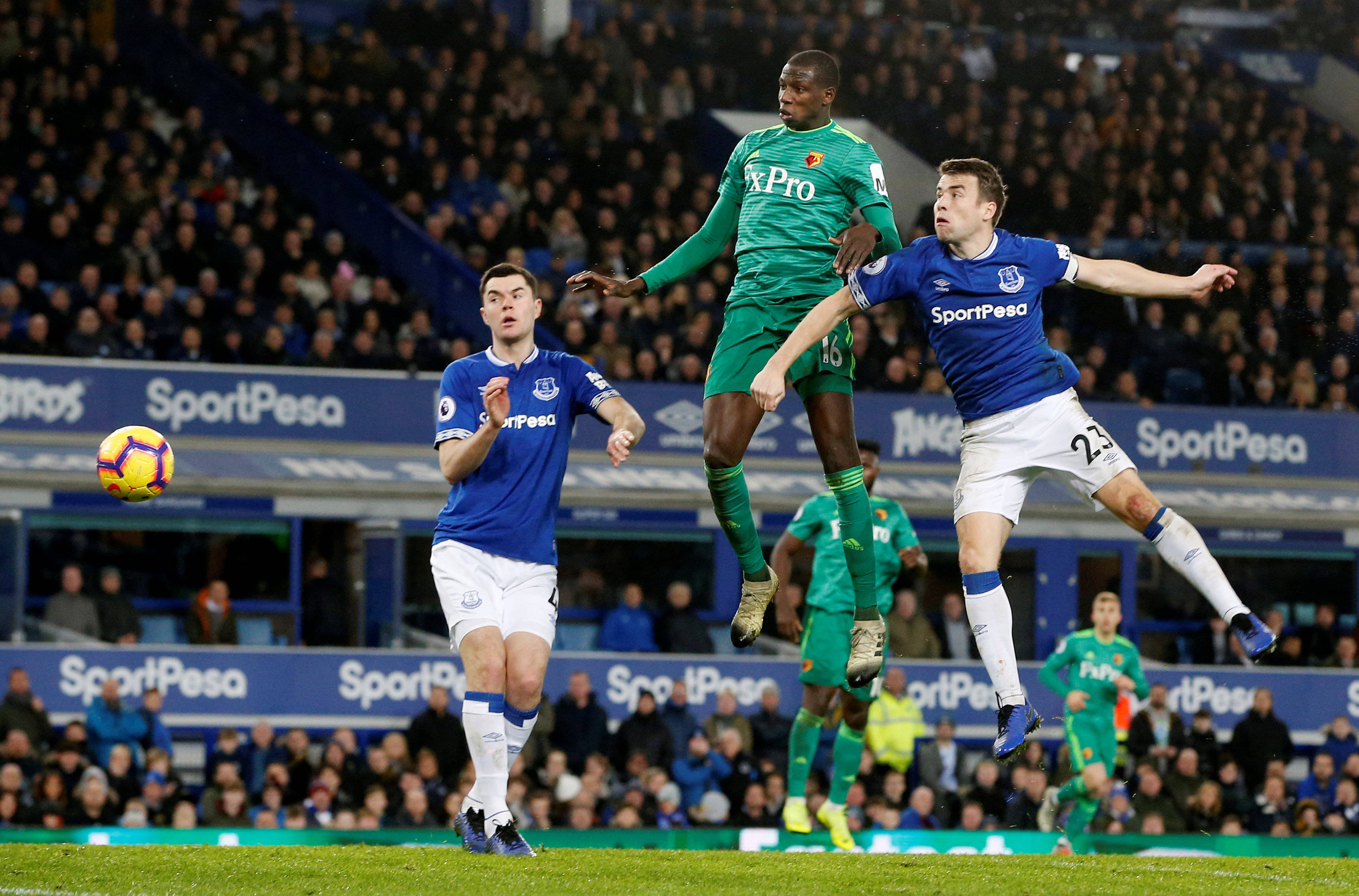 足坛巨星对决场上实力较量令人期待 足坛巨星对决场上实力较量令人期待