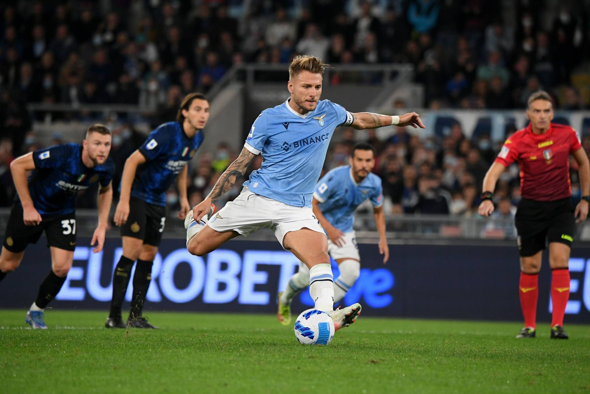 足球明星球员在国内联赛中展现出色发挥 足球明星球员在国内联赛中展现出色发挥