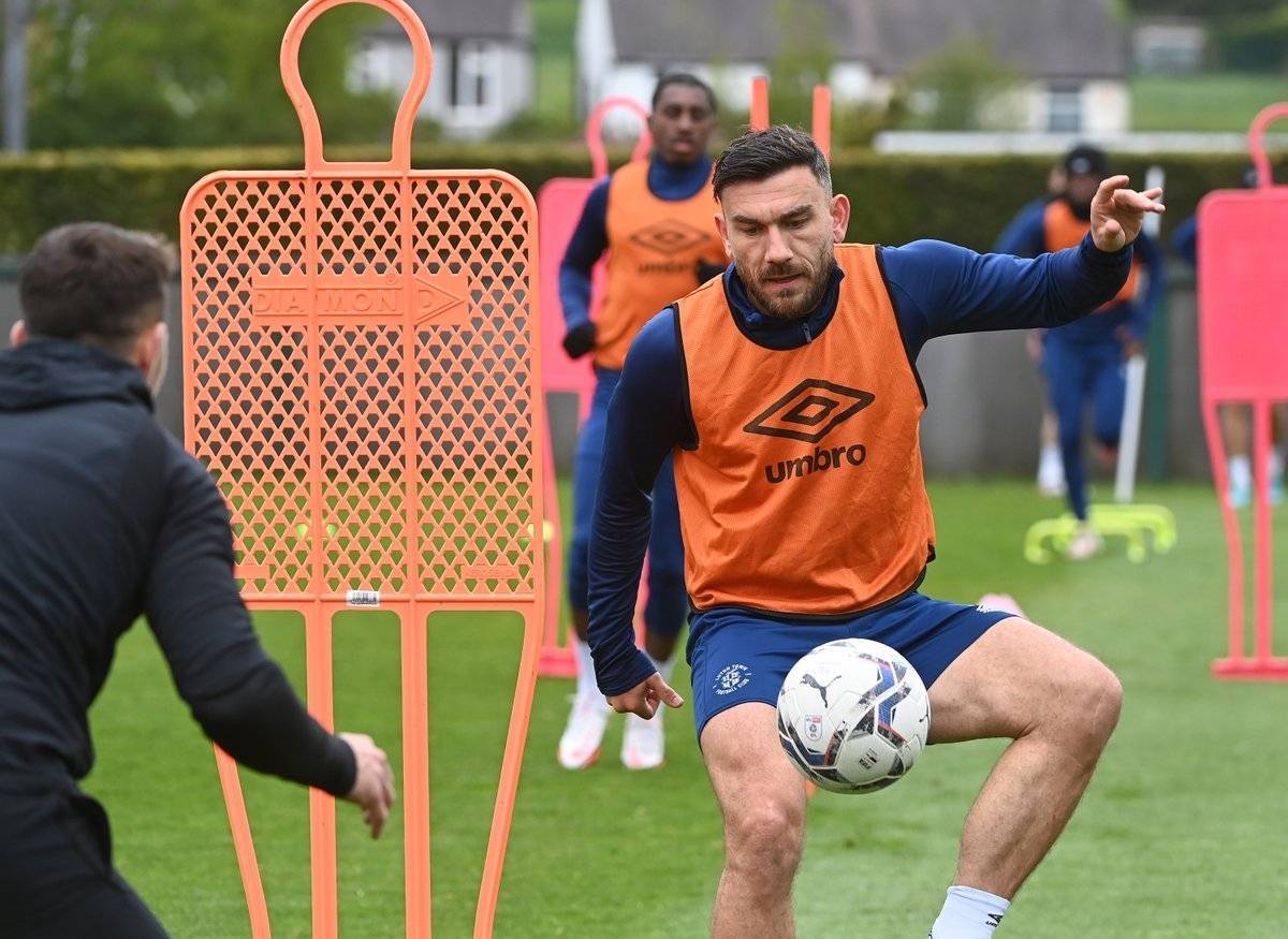 爱游戏亚洲官网-哈德斯菲尔德客场大胜，成功挣脱降级压力的简单介绍