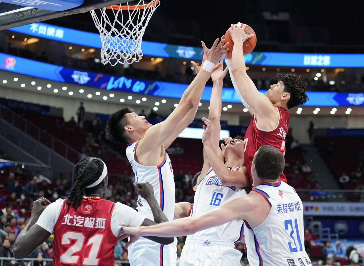 爱游戏入口-篮球职业选手联手为球队取胜