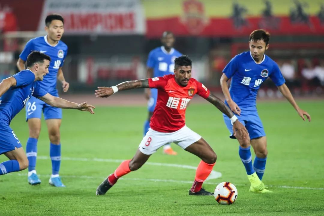 广州恒大战平对手，争夺晋级名额的简单介绍