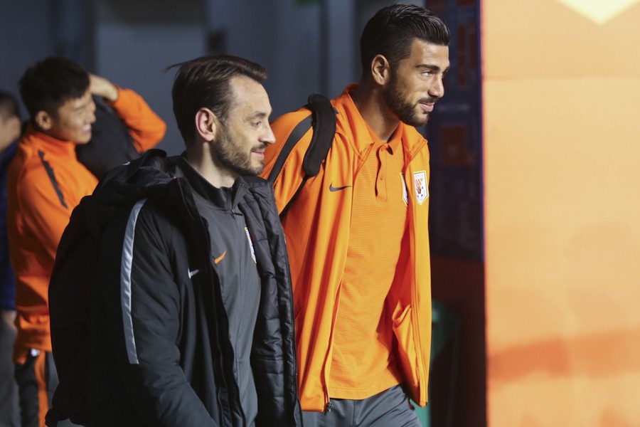 爱游戏官网网页版入口-战斗在赛场蔓延热潮，球员情绪高涨精神抖擞！