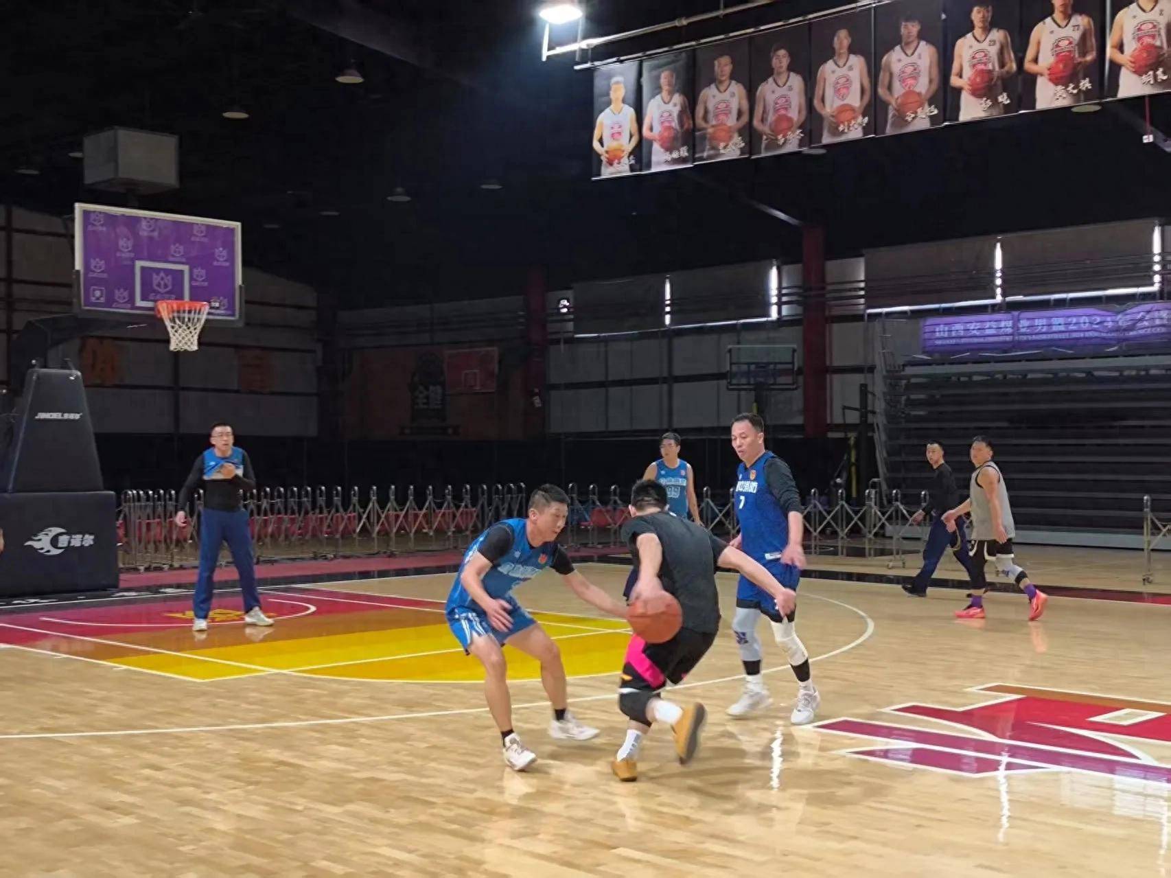 战斗在赛场蔓延热潮，球员情绪高涨精神抖擞！