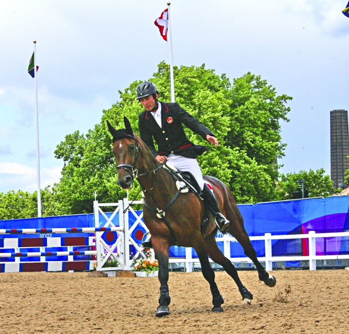骑马比赛场面壮观，选手骑术高超的简单介绍