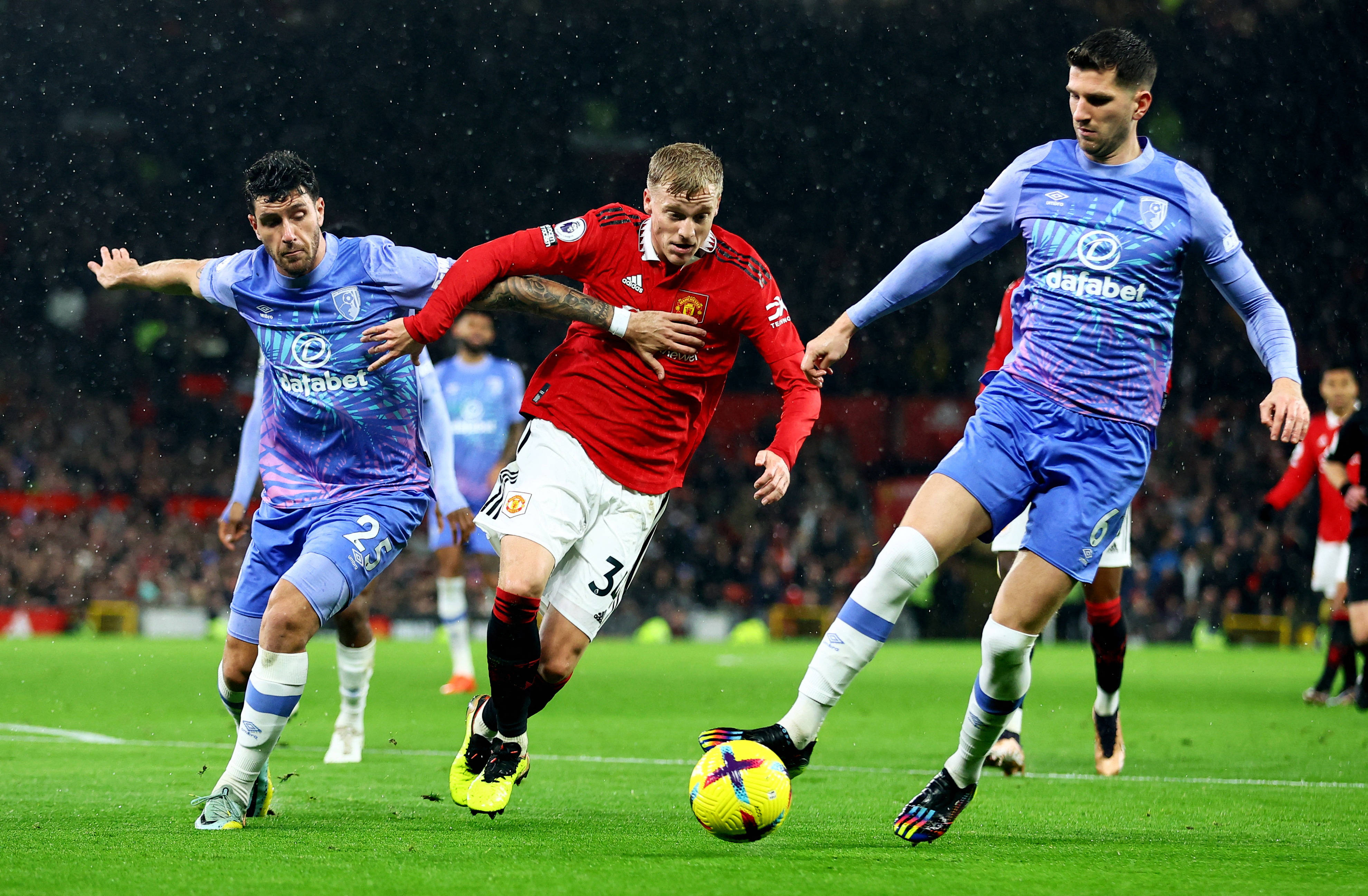 曼城客场惨败,积分榜领先地位动摇 曼城客场惨败,积分榜领先地位动摇