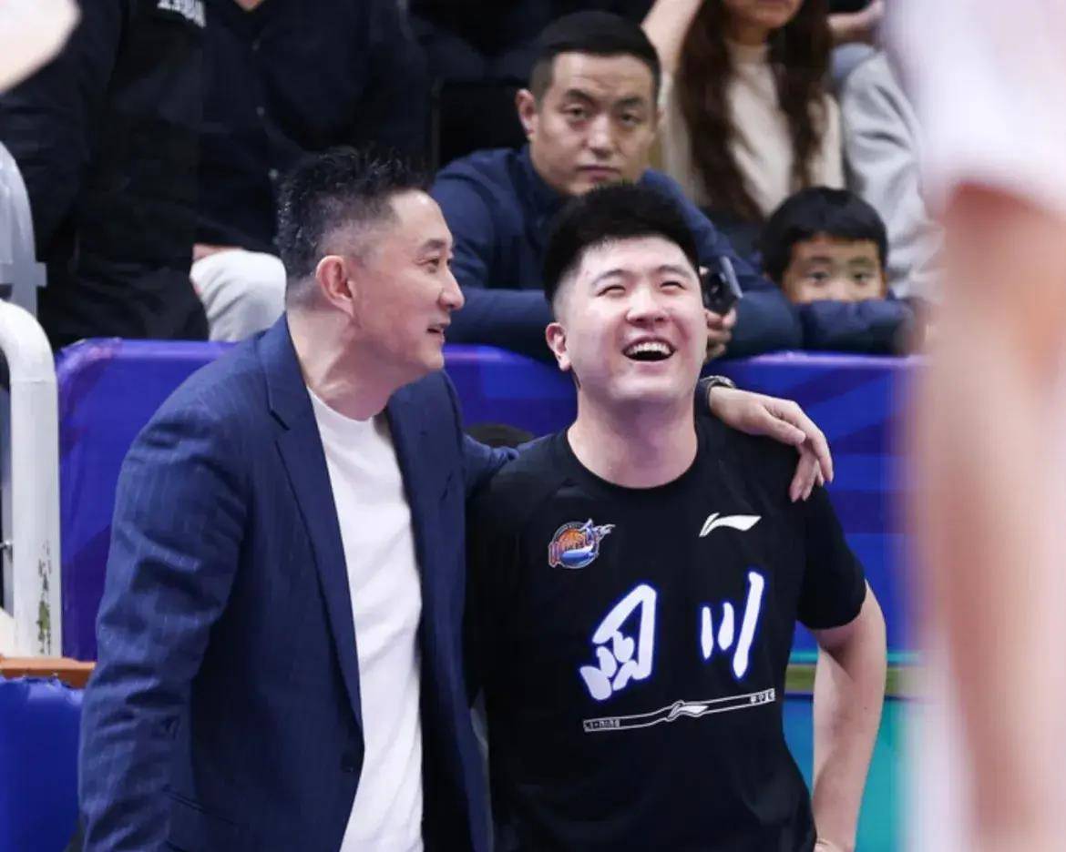 年轻球员冲破重围，带领球队取胜