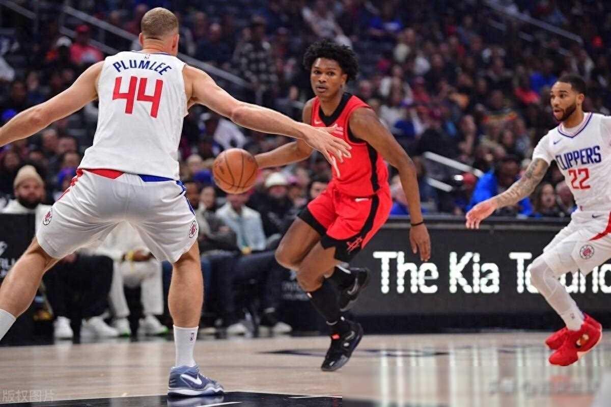 快船发挥稳定火箭的失误传球彻底放大比分的简单介绍