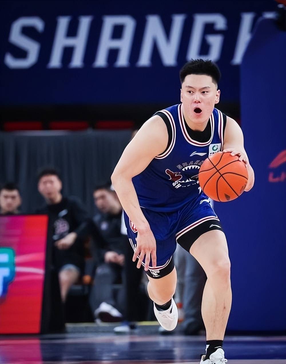 江苏男篮在球场上表现出强大实力 江苏男篮在球场上表现出强大实力