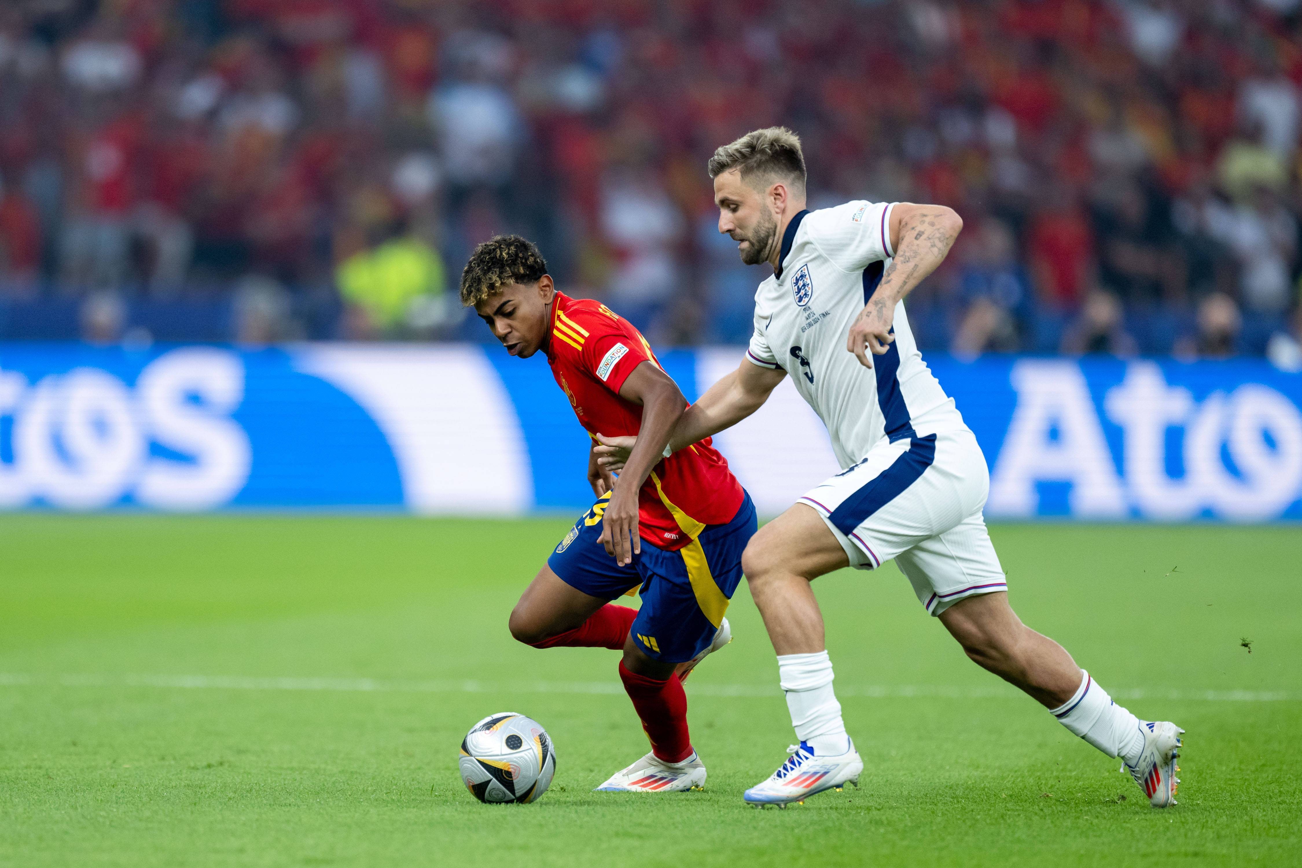 爱游戏在线登录-欧洲杯预选赛中的顶尖球员亮相