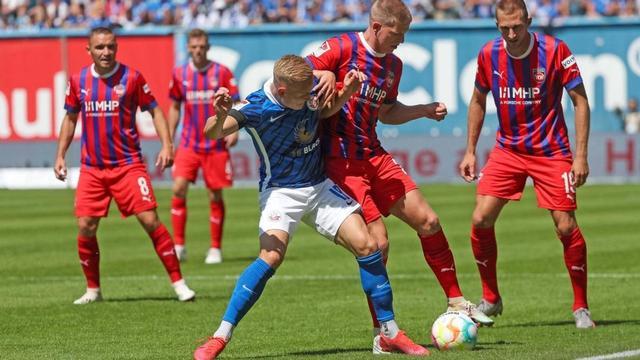 爱游戏在线-包含纽伦堡主场战平，位置有所保持的词条